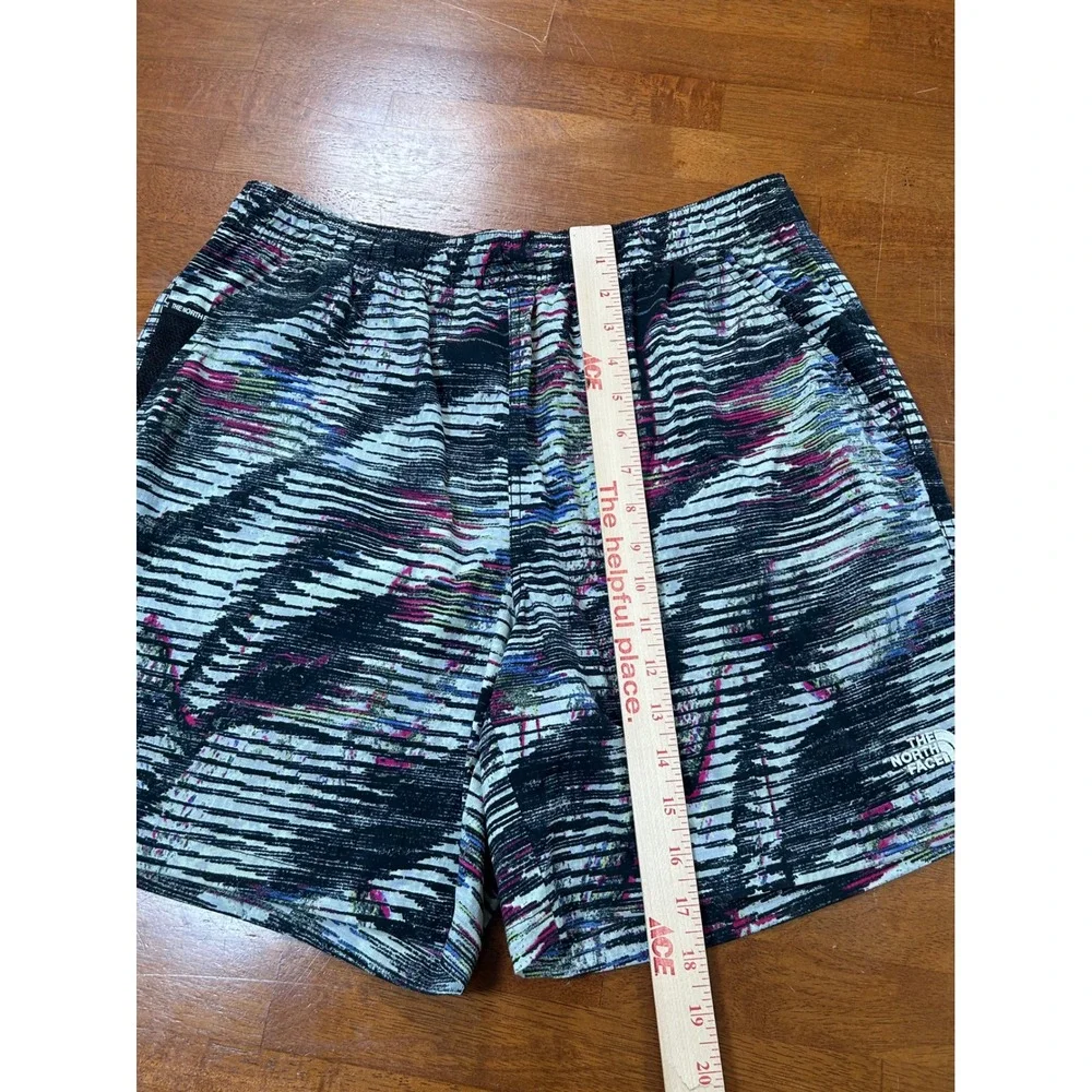 The North Face Shorts Mens Medium Black Abstract FlashDry Activewear Running